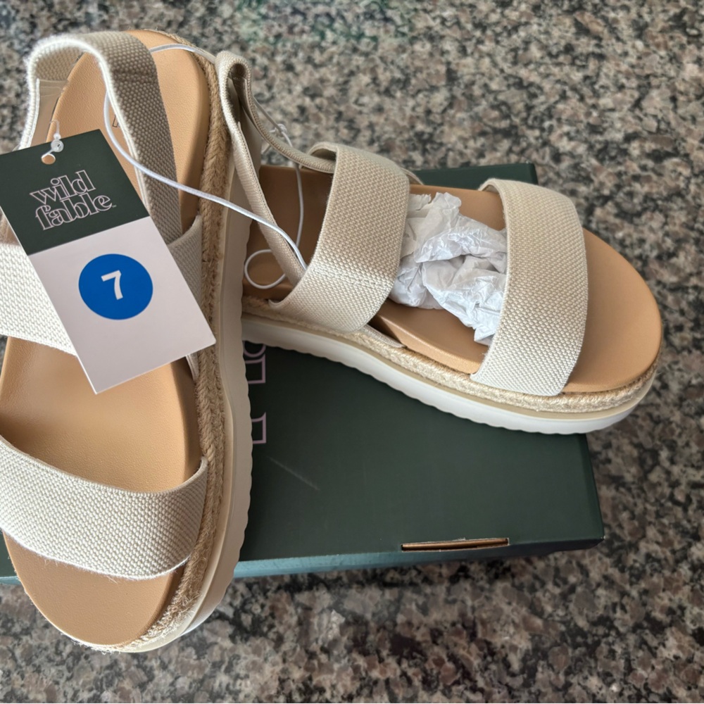New w box. Wild Fable Elliot platform sandal. Color: Off White. Size: 7.